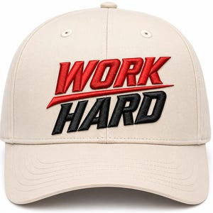 Può includere: Un cappellino da baseball beige con il testo ricamato WORK in rosso e HARD in nero sul pannello frontale. Il cappellino presenta una corona strutturata, una visiera curva e occhielli cuciti sui pannelli superiori, per un design pulito.