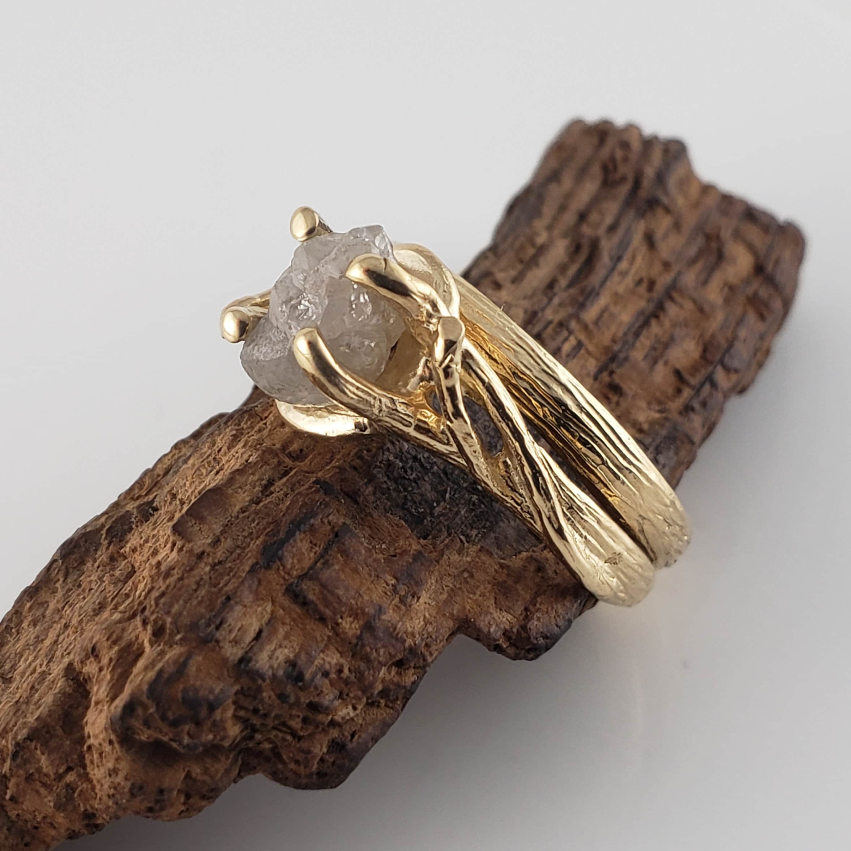 14k Gelbgold Rohdiamant Verlobungsring Set, Crossover Zweig Hand Sculpted Brautring Set von Dawn Vertrees
