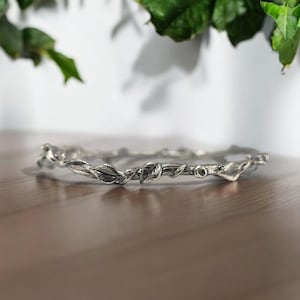 Armband i sterlingsilver med lövranka: Kviststruktur, skulpterade löv