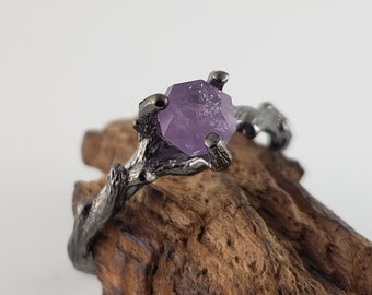 Zierlicher, handgeschliffener Amethyst-Edelstein, 14k Gelbgold mit schwarzem Ruthenium, Zweigring - Rohedelstein-Schmuckring von DV Jewelry