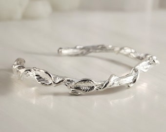 Blatt und Reben Zweig Armspange in Gold - Zierlicher Schmuck - Armreif - vonDV Jewelry Designs