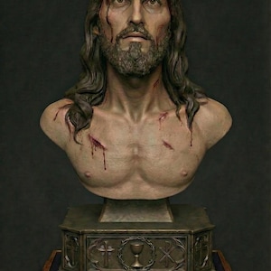 Puede incluir: Busto detallado de Jesucristo, con pelo largo y barba. La escultura muestra heridas y sangre visibles. El busto descansa sobre una base decorativa con símbolos religiosos y el texto "JESUS CHRIST COLLECTIBLE BUST".