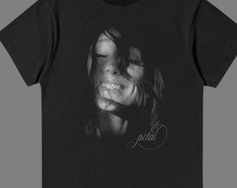 Descarga digital de la camiseta vintage con estampado de pétalos de Ariana Grande