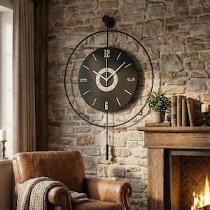 Könnte beinhalten: Eine große, runde Wanduhr mit schwarzem Zifferblatt, weißen Stundenmarkierungen und den Ziffern 12, 6, 3 und 9. Die Uhr verfügt über einen dünnen schwarzen Metallrahmen, ein weißes kreisförmiges Detail in der Mitte, weiße Zeiger und ein Pendel.