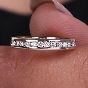 Rundslipad labbodlad diamant med kanalfatt och halv alliansring: Vigselring i 10 karat guld