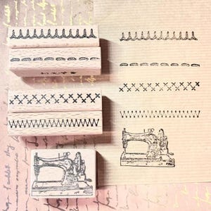 Pode incluir: Um conjunto de cinco carimbos de madeira retangulares com desenhos em tinta preta de vários pontos de costura e uma máquina de costura vintage. Os carimbos estão dispostos ao lado das suas impressões em tinta preta sobre papel bege.