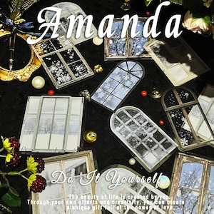 K&ouml;nnte beinhalten: Eine Sammlung dekorativer Fensteraufkleber mit Winterszenen, Schneeflocken und &Auml;sten. Das Wort "Amanda" ist kursiv geschrieben. Der Satz "Do It Yourself" ist ebenfalls sichtbar, zusammen mit einem Zitat &uuml;ber Kreativit&auml;t.