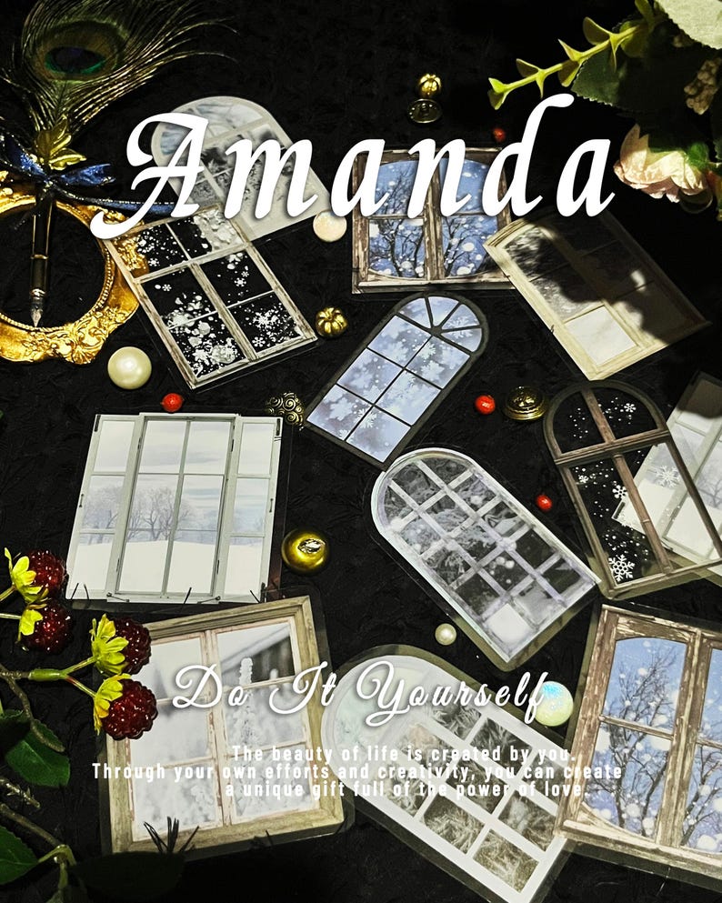 K&ouml;nnte beinhalten: Eine Sammlung dekorativer Fensteraufkleber mit Winterszenen, Schneeflocken und &Auml;sten. Das Wort "Amanda" ist kursiv geschrieben. Der Satz "Do It Yourself" ist ebenfalls sichtbar, zusammen mit einem Zitat &uuml;ber Kreativit&auml;t.