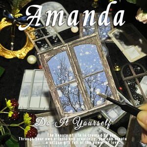 K&ouml;nnte beinhalten: Eine Sammlung von Aufklebern zum Thema Fenster, die jeweils eine Winterszene durch das Fenster zeigen. Die Aufkleber haben ein Design mit einem Rahmen aus verwittertem Holz. Das Wort "Amanda" steht in Kursivschrift oben, und "Do It Yourself" steht darunter. Der Text "Die Sch&ouml;nheit des Lebens wird von dir geschaffen..." ist ebenfalls sichtbar.