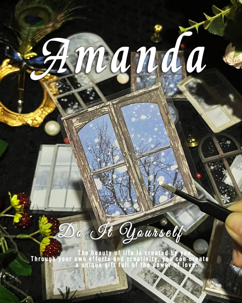 K&ouml;nnte beinhalten: Eine Sammlung von Aufklebern zum Thema Fenster, die jeweils eine Winterszene durch das Fenster zeigen. Die Aufkleber haben ein Design mit einem Rahmen aus verwittertem Holz. Das Wort "Amanda" steht in Kursivschrift oben, und "Do It Yourself" steht darunter. Der Text "Die Sch&ouml;nheit des Lebens wird von dir geschaffen..." ist ebenfalls sichtbar.