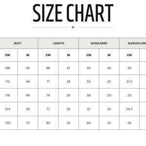 Pu&ograve; includere: Una tabella delle taglie con misure in centimetri e pollici. La tabella include misure di busto, lunghezza, spalle e lunghezza maniche per le taglie S, M, L, XL e XXL. La tabella mostra le misure in cm e pollici.