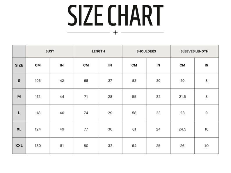 Pu&ograve; includere: Una tabella delle taglie con misure in centimetri e pollici. La tabella include misure di busto, lunghezza, spalle e lunghezza maniche per le taglie S, M, L, XL e XXL. La tabella mostra le misure in cm e pollici.