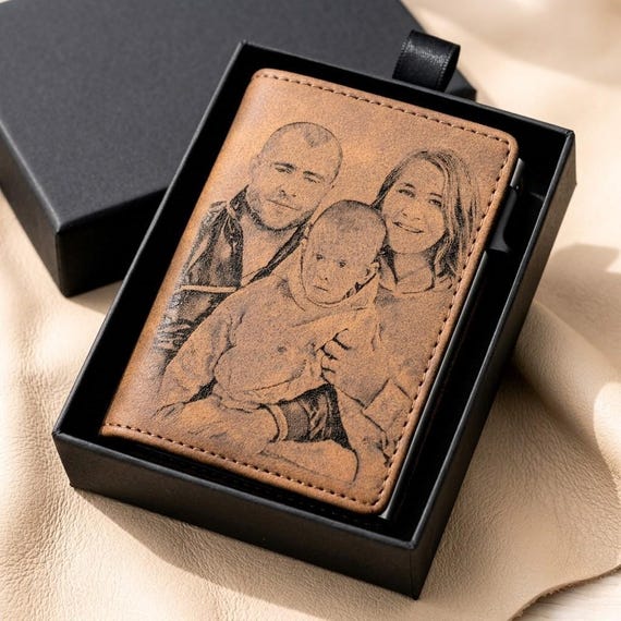 Personalisiertes Lederportemonnaie mit Foto, Initialen & Text | RFID Slim Wallet für Männer, Geschenkidee, hochwertige Echtleder-Geldbörse