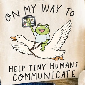 De camino a ayudar a los pequeños humanos a comunicarse PNG / Rana de terapia del habla / Sublimación SLP PNG / Diseño de camiseta de terapeuta del habla / Patología del habla