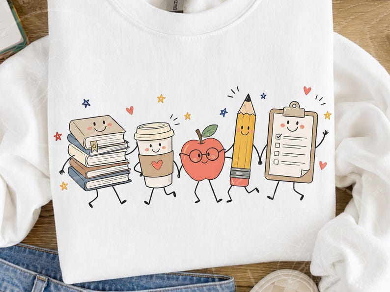 Peut inclure: Un sweat-shirt blanc &agrave; col rond orn&eacute; d'un motif color&eacute; repr&eacute;sentant cinq fournitures scolaires anthropomorphes se tenant par la main. Les personnages incluent une pile de livres, un gobelet &agrave; caf&eacute;, une pomme &agrave; lunettes, un crayon et un presse-papier.