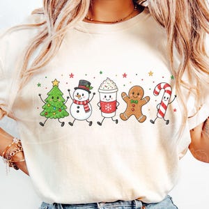 Julklotterkaraktär PNG, söt jul PNG, julgranssnögubbe pepparkaka PNG, grafik med högtidskaffe, jultröjadesign bild 3