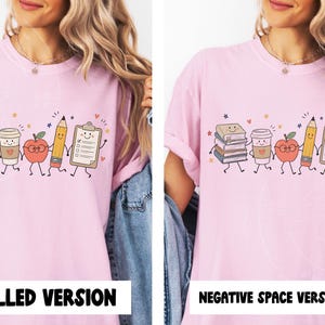Peut inclure: Un t-shirt rose clair avec une impression graphique repr&eacute;sentant une pile de livres, une tasse de caf&eacute;, une pomme, un crayon et un presse-papier, tous dot&eacute;s de visages souriants et de membres. Le motif inclut des &eacute;toiles et des c&oelig;urs.