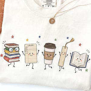 PNG per il personale della biblioteca, design per maglietta da bibliotecario, grafica doodle per bibliotecario, sublimazione per amanti dei libri, idea regalo per bibliotecario scolastico immagine 1