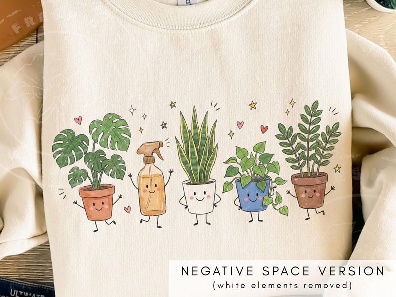 K&ouml;nnte beinhalten: Ein cremefarbenes Sweatshirt mit Rundhalsausschnitt und einer grafischen Illustration von f&uuml;nf anthropomorphen Topfpflanzen und einer Spr&uuml;hflasche. Jede Figur hat ein l&auml;chelndes Gesicht, Arme und Beine, umgeben von kleinen Herzen und Sternen.