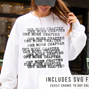 K&ouml;nnte beinhalten: Wei&szlig;es Sweatshirt mit dem Text "ONE MORE CHAPTER" in verblichener schwarzer Schrift. Der untere Teil des Bildes enth&auml;lt den Text "INCLUDES SVG FILE" und "EASILY CHANGE TO ANY COLOR".