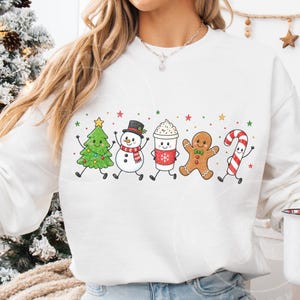 Julklotterkaraktär PNG, söt jul PNG, julgranssnögubbe pepparkaka PNG, grafik med högtidskaffe, jultröjadesign bild 4