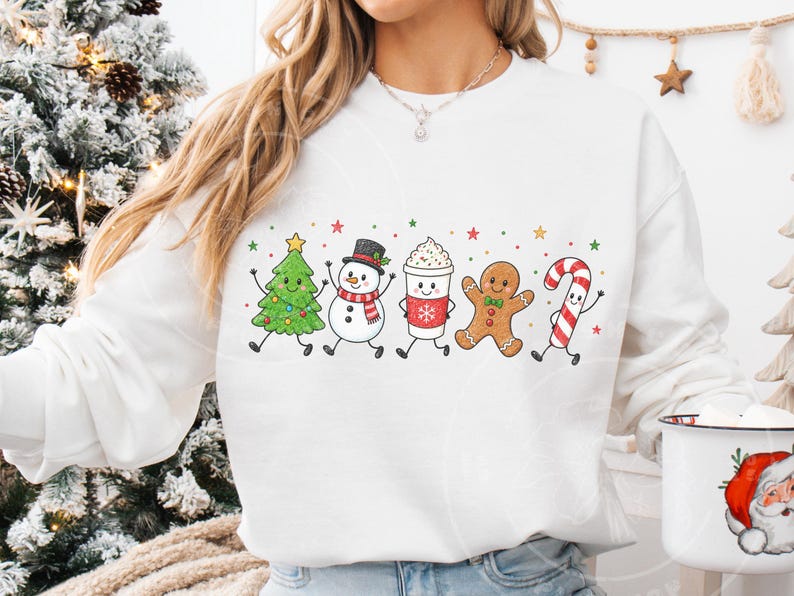 Julklotterkaraktär PNG, söt jul PNG, julgranssnögubbe pepparkaka PNG, grafik med högtidskaffe, jultröjadesign bild 4