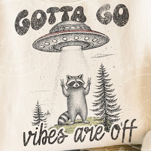 Gotta Go Vibes Are Off PNG | Rolig tvättbjörn UFO sublimeringsdesign | Retro Alien grafik PNG | Rolig meme-tröjadesign för nedladdning