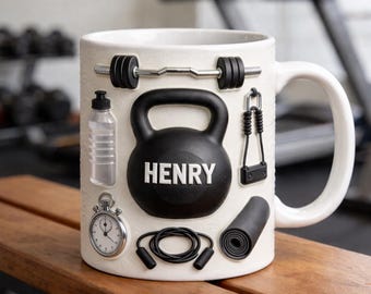 Puede incluir: Taza de cerámica blanca decorada con elementos temáticos de fitness, que incluyen una barra, una pesa rusa con el nombre "HENRY", una botella de agua, un cronómetro, una cuerda para saltar, una banda de resistencia y una esterilla enrollada.
