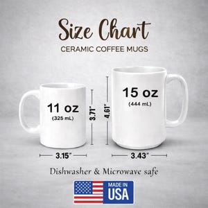 Może przedstawiać: Tabela rozmiar&oacute;w kubk&oacute;w ceramicznych do kawy. Na zdjęciu widać dwa białe kubki, jeden o pojemności 325 ml, a drugi 444 ml. Mniejszy kubek ma 8 cm szerokości i 9,4 cm wysokości. Większy kubek ma 8,7 cm szerokości i 11,7 cm wysokości. Można myć w zmywarce i używać w kuchence mikrofalowej. Wyprodukowano w USA.