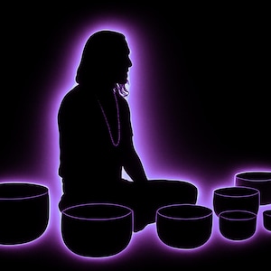 Puede incluir: Silueta negra de una persona meditando, rodeada de cuencos tibetanos. La figura y los cuencos tienen un contorno púrpura brillante sobre un fondo negro. La persona está sentada con las piernas cruzadas, con pelo largo y un collar.