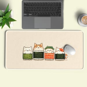 Könnte beinhalten: Beige rechteckige Mausunterlage mit einem Sushi-Katzen-Design. Vier Cartoon-Katzen werden als Sushi-Rollen dargestellt. Ein Laptop, eine Maus, eine Pflanze und eine Kaffeetasse sind ebenfalls auf einer hellgrünen Oberfläche zu sehen.