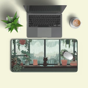 Può includere: Tappetino per scrivania con un'illustrazione pixelata di una scena piovosa, con una silhouette di gatto nero su un davanzale e piante in vaso. Sono visibili anche un laptop, un mouse e una tazza di caffè.