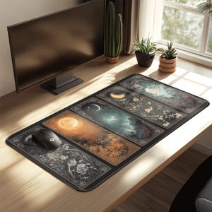 Könnte beinhalten: Ein rechteckiges, schwarzes Mauspad mit einem detaillierten, künstlerischen Design mit himmlischen und natürlichen Elementen. Das Design umfasst Bilder von Mond, Sternen und floralen Mustern. Eine schwarze Computermaus liegt auf dem Pad.