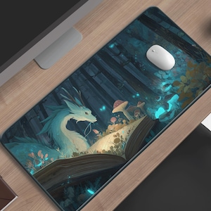 Könnte beinhalten: Rechteckiges Mauspad mit einer Fantasy-Szene. Es zeigt einen türkisblauen Drachen, Pilze und ein offenes Buch in einer Waldkulisse. Das Mauspad hat einen dunkelblauen Hintergrund mit einer weißen Computermaus.
