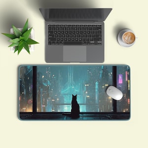 Può includere: Un tappetino per mouse rettangolare con un paesaggio urbano futuristico e una silhouette di gatto nero. Il tappetino è verde acqua con un bordo nero. Un laptop, un mouse bianco e una tazza di caffè sono anche sulla scrivania.