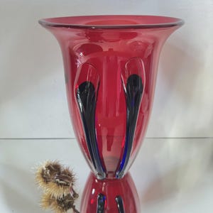 Jarrón de cristal de arte rojo Józefina Krosno • Vidrio polaco posmoderno soplado a mano • Jarrón escultórico de rubí • Decoración europea vintage de los años 1990