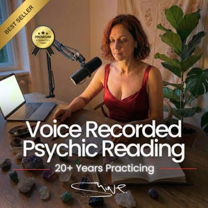 Könnte beinhalten: Eine Frau in einem roten Kleid sitzt an einem Holztisch mit Mikrofon, Laptop und Kristallen. Der Text auf dem Bild lautet "Voice Recorded Psychic Reading" und "20+ Years Practicing."