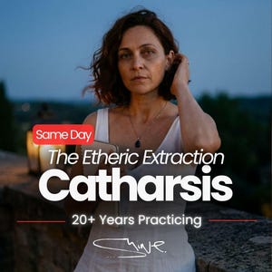Może przedstawiać: Kobieta w białej sukience jest centralnym punktem tego zdjęcia. Tekst brzmi "The Etheric Extraction Catharsis" z "20+ Years Practicing" poniżej. Słowa "Same Day" znajdują się w czerwonym polu. Obraz ma ciemne, zewnętrzne otoczenie.