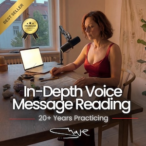 Könnte beinhalten: Eine Frau in einem roten Kleid sitzt an einem Holztisch mit Laptop und Mikrofon. Der Text lautet "In-Depth Voice Message Reading" und "20+ Years Practicing". Ein "Best Seller"-Banner und ein "Premium Quality"-Abzeichen sind zu sehen.
