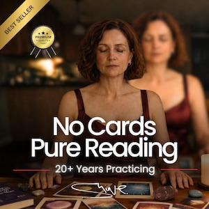 Może przedstawiać: Obraz promujący usługę czytania z kart. Tekst brzmi „No Cards Pure Reading” i „20+ Years Practicing”. Kobieta z zamkniętymi oczami znajduje się na pierwszym planie, z rozmytym obrazem jej osoby w tle. Na stole leżą karty tarota.