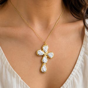 Collana con ciondolo a croce con perle d'acqua dolce naturali: grande croce placcata oro, gioiello per lei