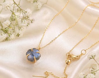 Natürliche Labradorit geschnitzte Blume Anhänger Halskette, Gold überzogene zierliche Klee Charme
