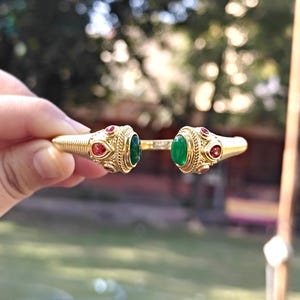 Groene onyx open manchetarmband met robijnkwarts: armband van verguld messing met antieke afwerking