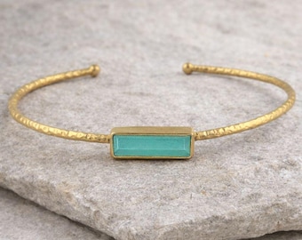 Aqua Chalcedon Bar Manschette Armband: Minimalistischer strukturierter dünner verstellbarer Messingarmreif