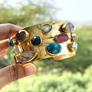 Förgylld mässingsarmband med flera ädelstenar: Bred armring med hamrad textur, födelsedagspresent