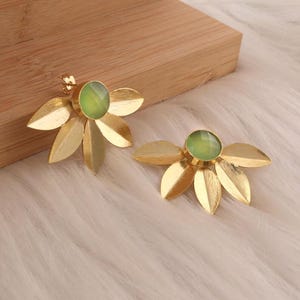 Oorknopjes met lotusblad: geverfde robijn en prehniet edelsteen vergulde messing sieraden voor dames