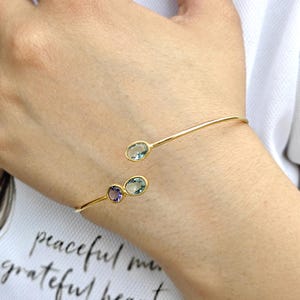 Brazalete de cuarzo azul y amatista, brazalete de piedras preciosas bicolor, brazalete abierto delicado, pulsera de piedra ajustable