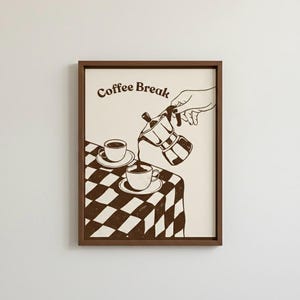 Könnte beinhalten: Ein gerahmter Druck mit einer Kaffee-Illustration. Das Kunstwerk zeigt eine Hand, die Kaffee aus einem Espressokocher in eine Tasse auf einer Untertasse gießt. Die Szene spielt sich auf einer karierten Tischdecke ab, mit den Worten "Coffee Break" oben.