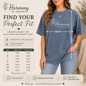Puede incluir: Una camiseta azul de manga corta con el texto Harmony by Jennifer impreso en el pecho. La imagen incluye una tabla de tallas con medidas de ancho y largo en pulgadas para las tallas S a 4XL, detallando una camiseta unisex Comfort Colors 1770.