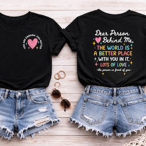 Comfort Colors inspirerend T-shirt met de tekst "Dear Person Behind Me" (Dear persoon achter me) met hartje en positieve boodschap, een casual liefdescadeau, een uiting van vriendelijkheid.